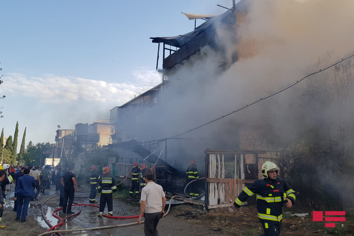 Пожар в жилом доме в Гяндже