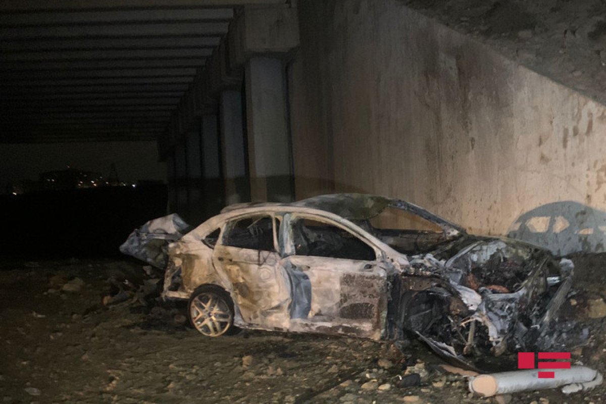 В Баку автомобиль упал с моста на железнодорожную линию и загорелся-ФОТО 