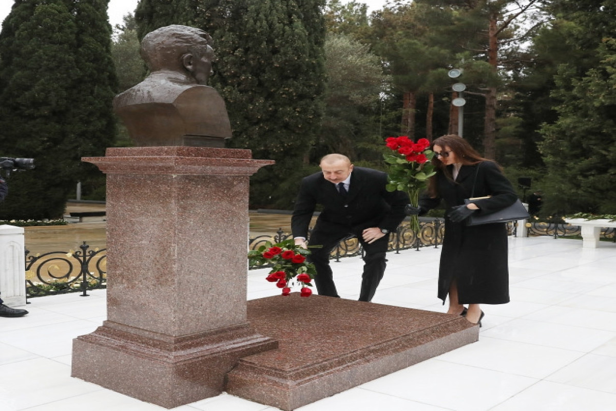 Президент Ильхам Алиев посетил могилу Общенационального лидера Гейдара Алиева