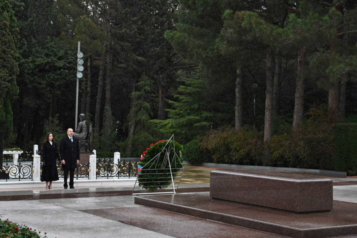 Президент Ильхам Алиев посетил могилу Общенационального лидера Гейдара Алиева