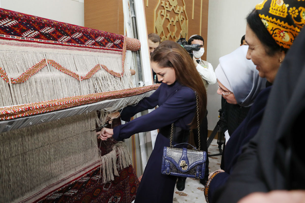 Мехрибан Алиева ознакомилась с выставками произведений изобразительного и декоративно-прикладного искусства в Туркменбаши