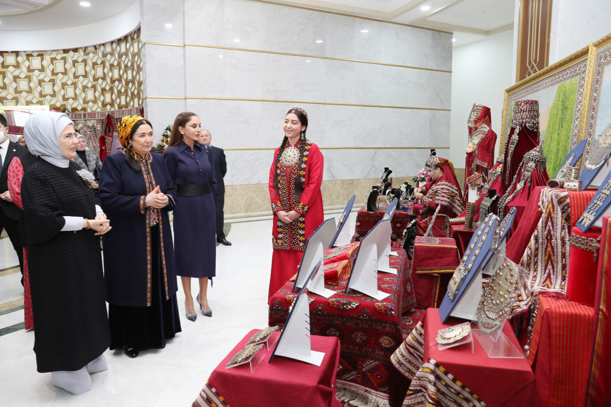 Мехрибан Алиева ознакомилась с выставками произведений изобразительного и декоративно-прикладного искусства в Туркменбаши