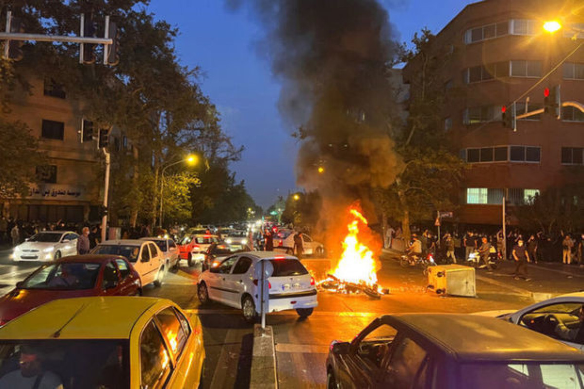 В Иране продолжаются акции протеста, сожжена камера наблюдения ETTELAAT
