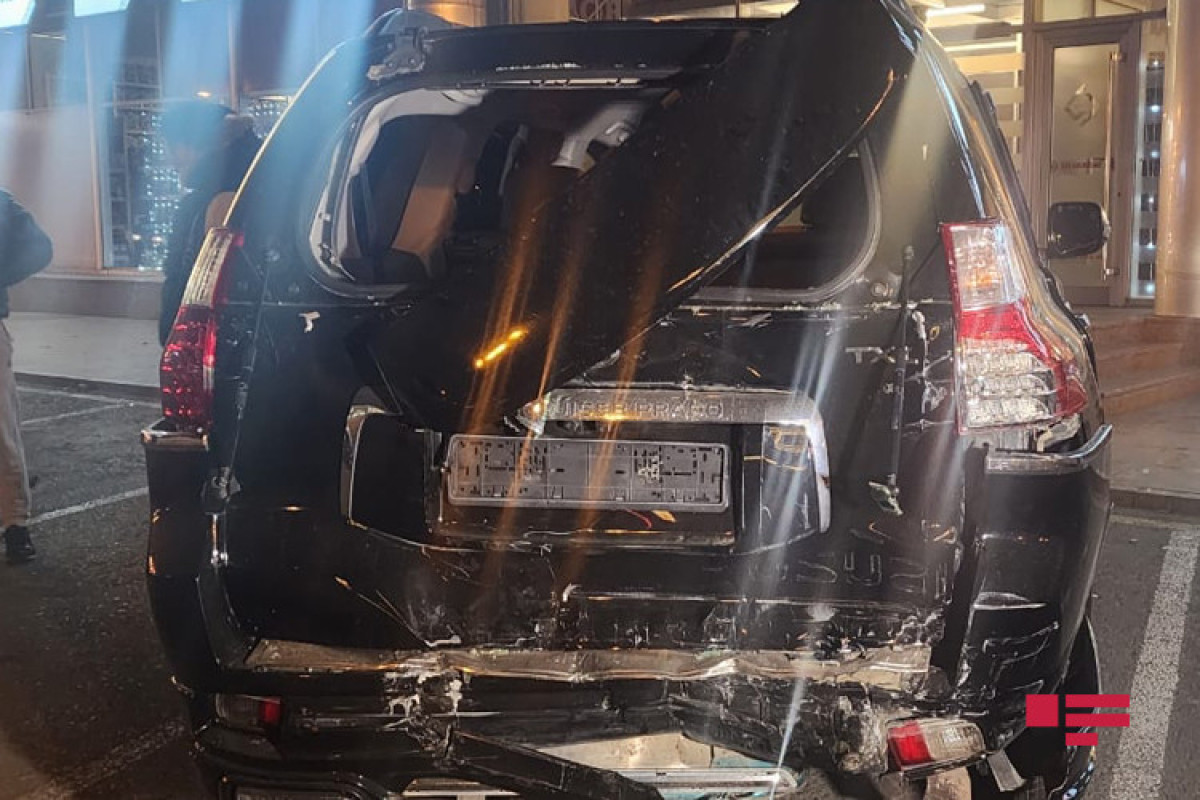 В Баку в ДТП попал автомобиль на 100 тысяч манатов, есть пострадавший-ФОТО 