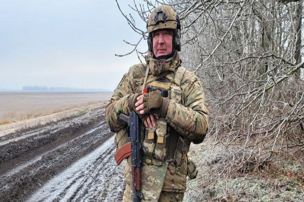 Рогозину проведут операцию по извлечению осколка из шейных позвонков