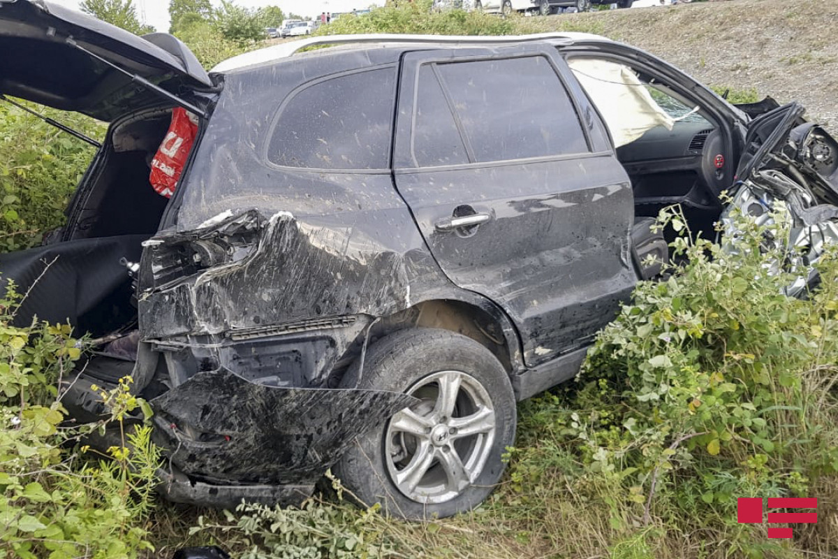 В Габале автомобиль упал в овраг, есть погибший и пострадавший