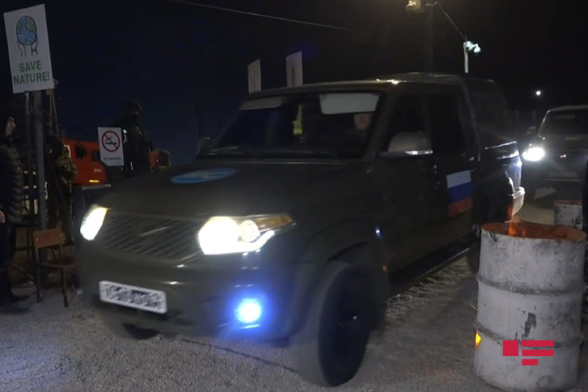 По дороге Ханкенди-Лачин проехали две автомашины российских миротворцев-ФОТО 