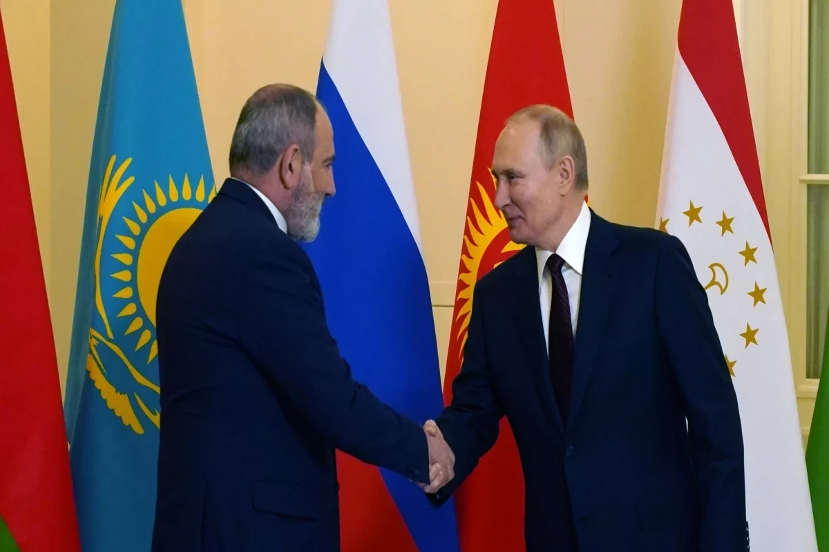 Путин проводит встречу с Пашиняном