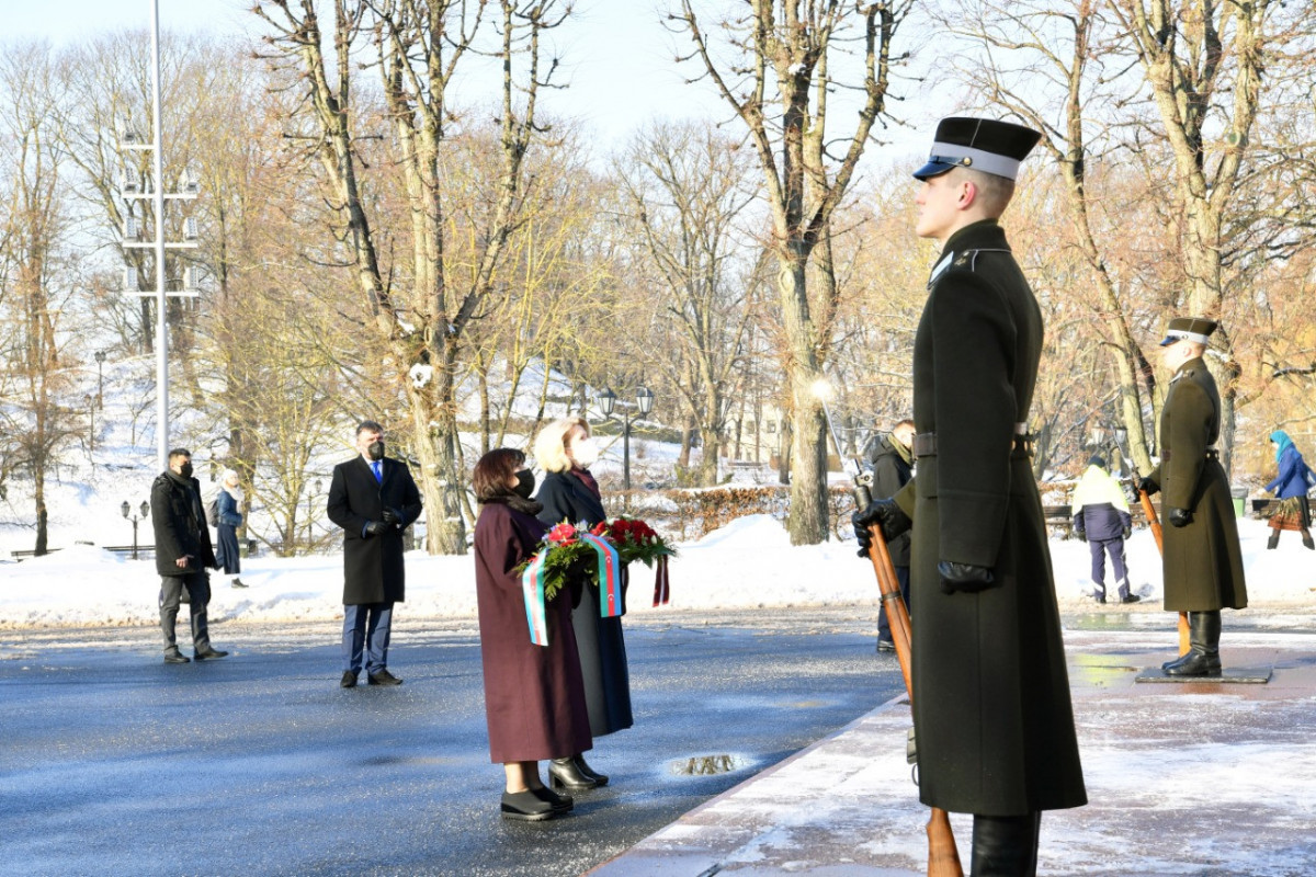 Парламентская делегация Азербайджана посетила монумент «Свобода» в Риге 