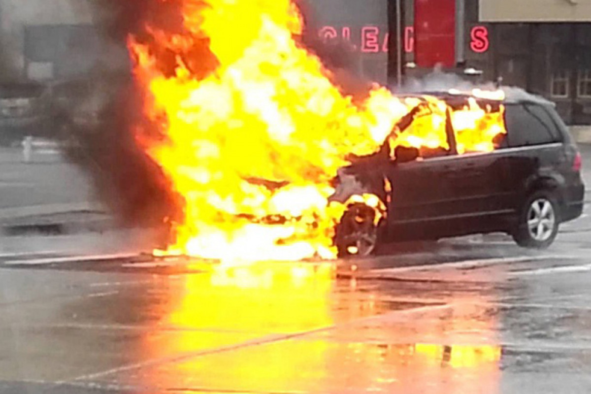 В Баку сгорели один легковой и две грузовые автомобили