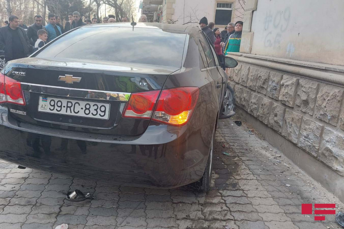 В Гяндже автомобиль сбил 3 пешеходов и врезался в здание-