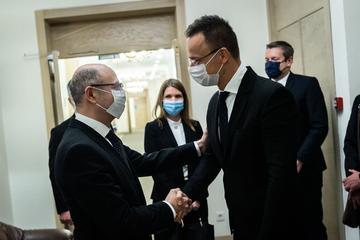 Парвиз Шахбазов, Петер Сийярто
