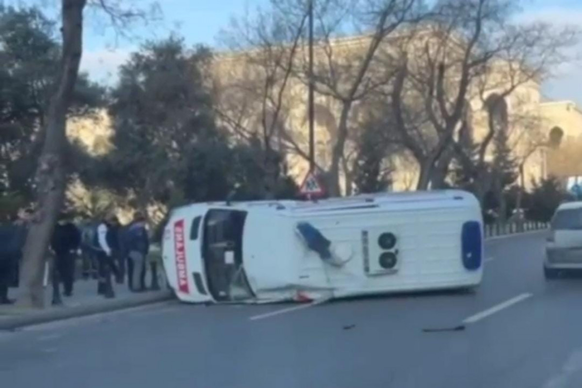 В Баку перевернулась машина скорой помощи