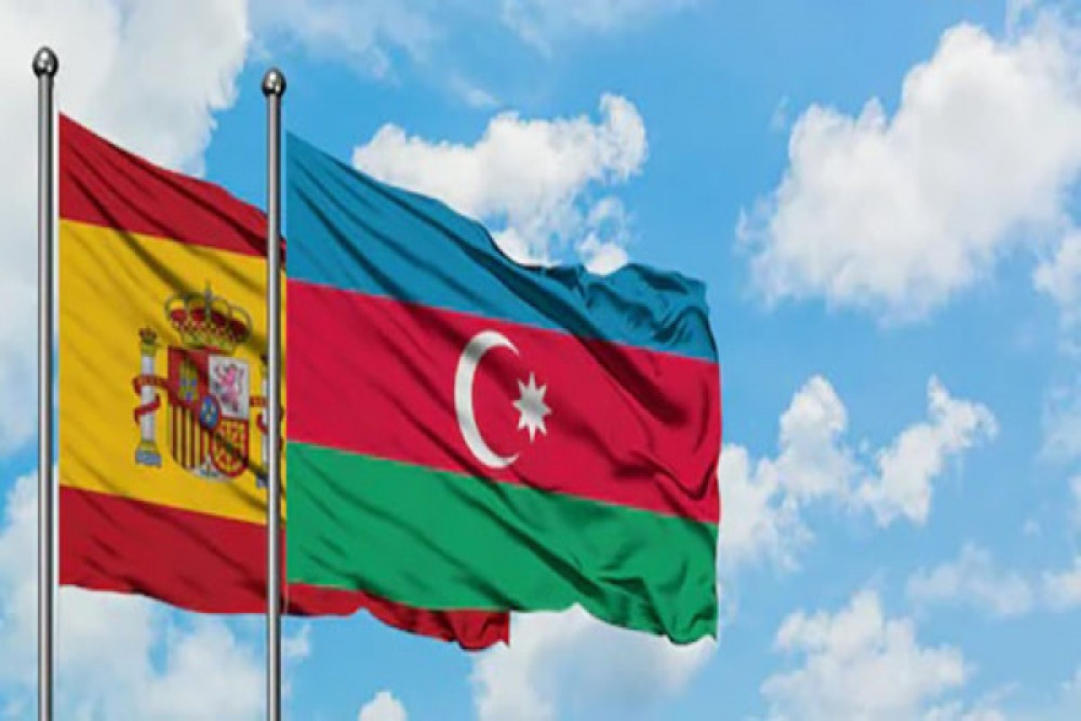 Флаги Испании и Азербайджана