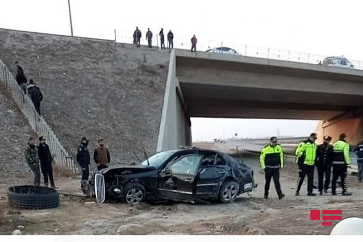 В Сумгайыте автомобиль упал с моста, погибли 3 человека-ФОТО 