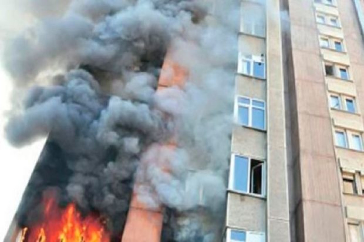 В Сумгайыте произошел пожар в жилом доме, жители эвакуированы