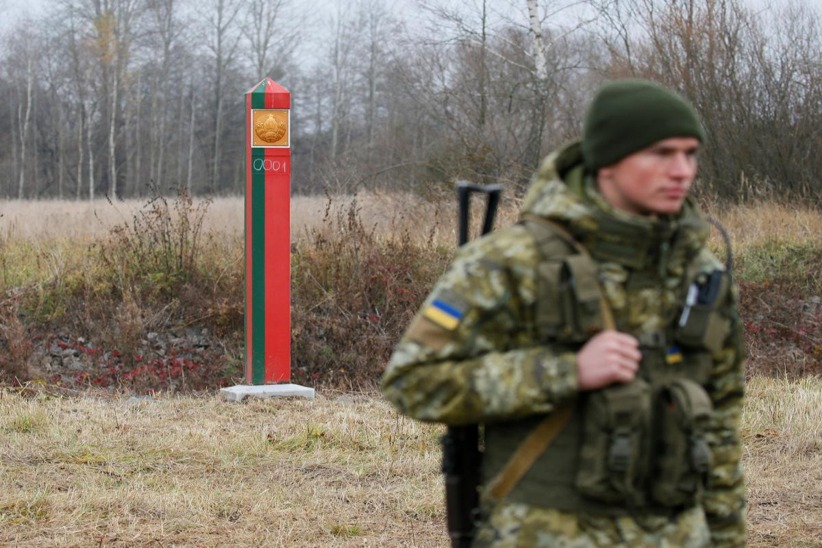 Украина закрывает границу с Россией и Беларусью