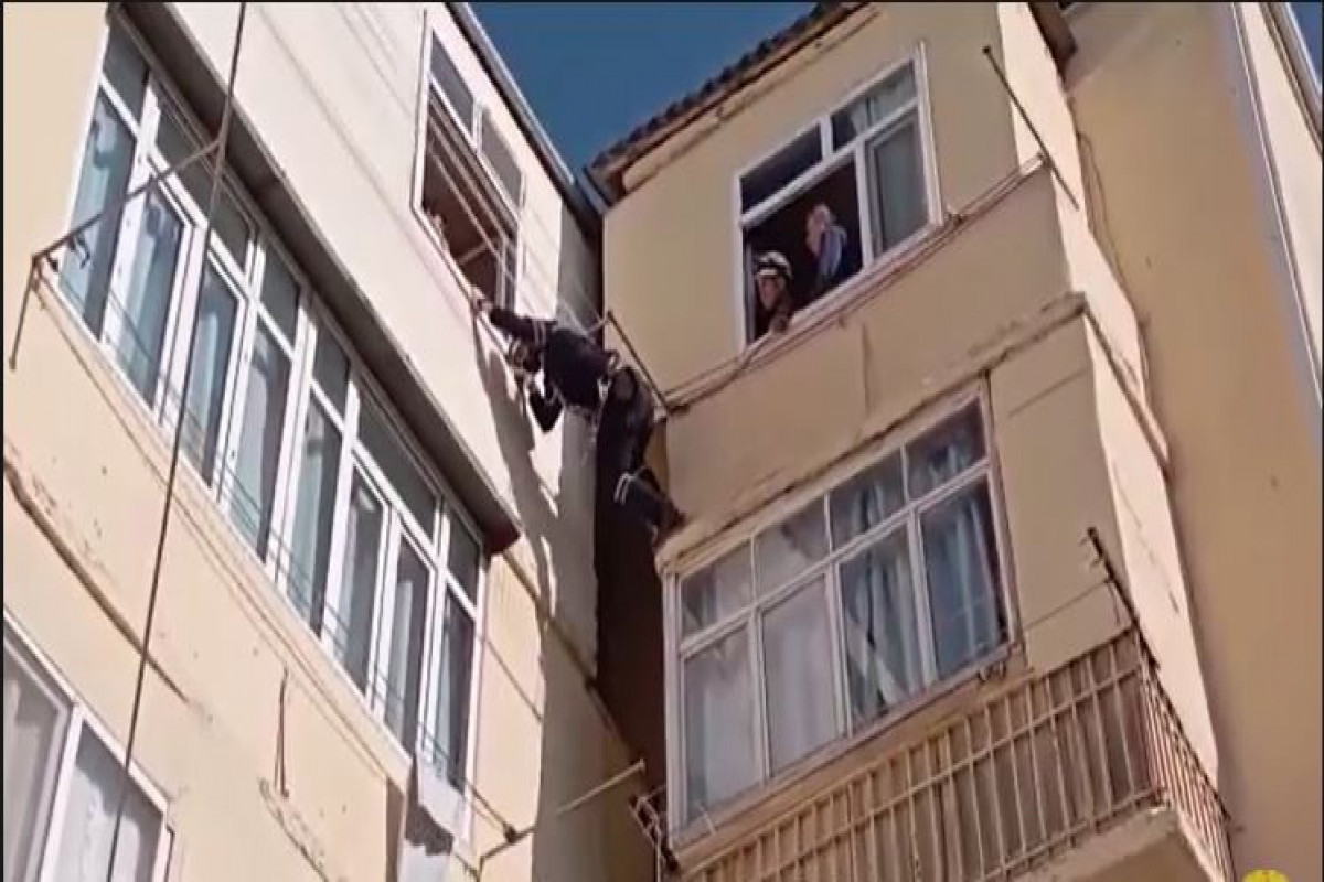 В Сумгайыте спасли ребенка, оказавшегося в беспомощном состоянии на пятом этаже