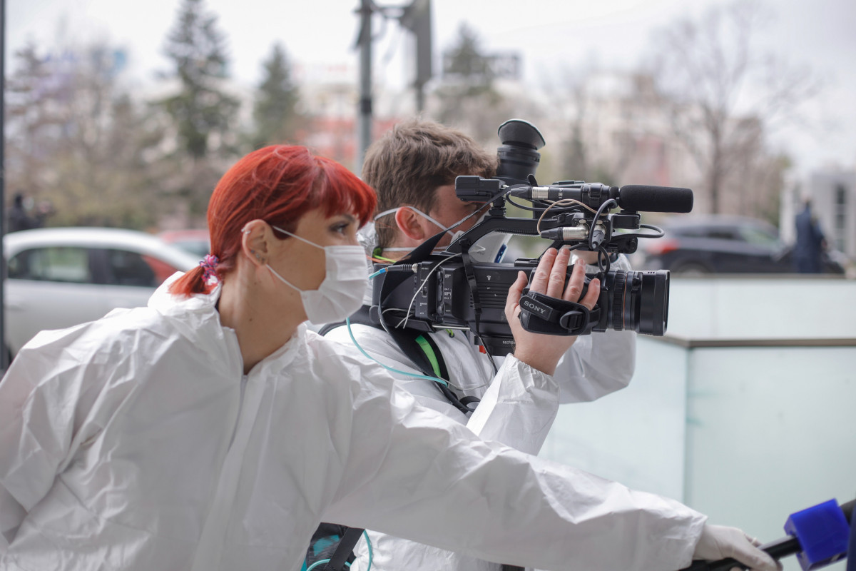 В мире от COVID-19 умерли около 2 тысяч журналистов