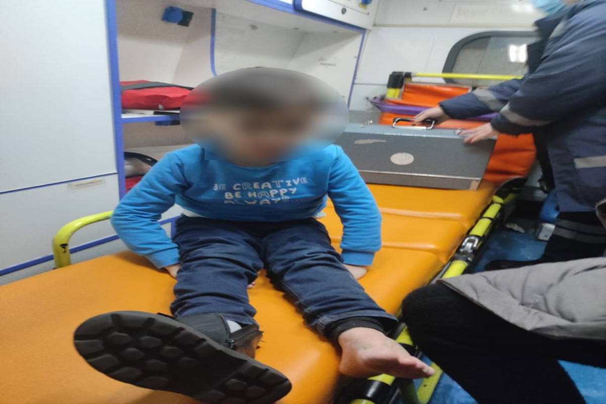 В Баку спасли ребенка, нога которого застряла между ступенями эскалатора-ВИДЕО 