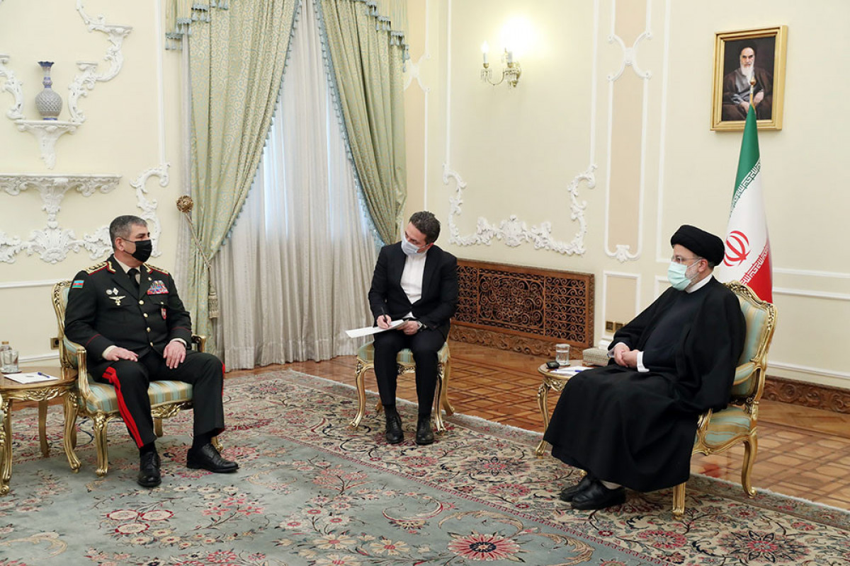 Президент Ирана принял министра обороны Азербайджана