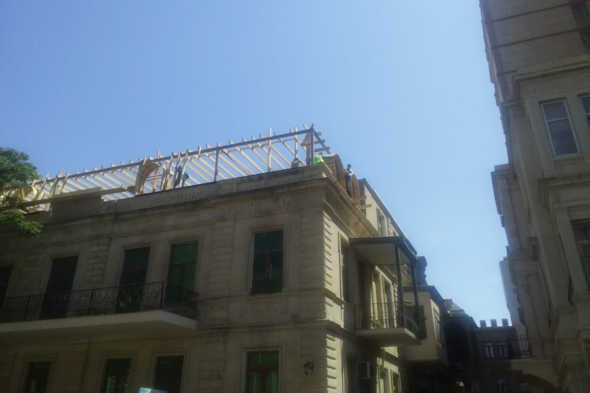 В Баку демонтируют незаконно построенную мансарду в историческом здании-ФОТО 
