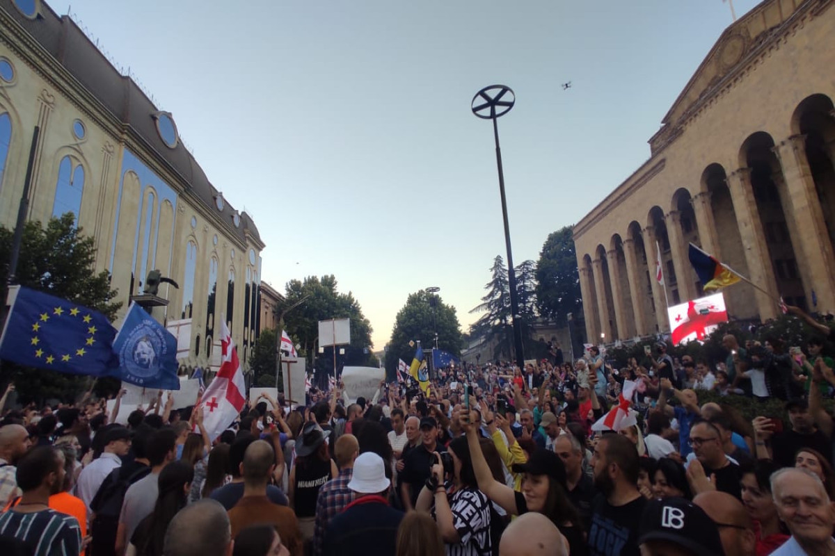 В Тбилиси проходит акция с требованием отставки правительства