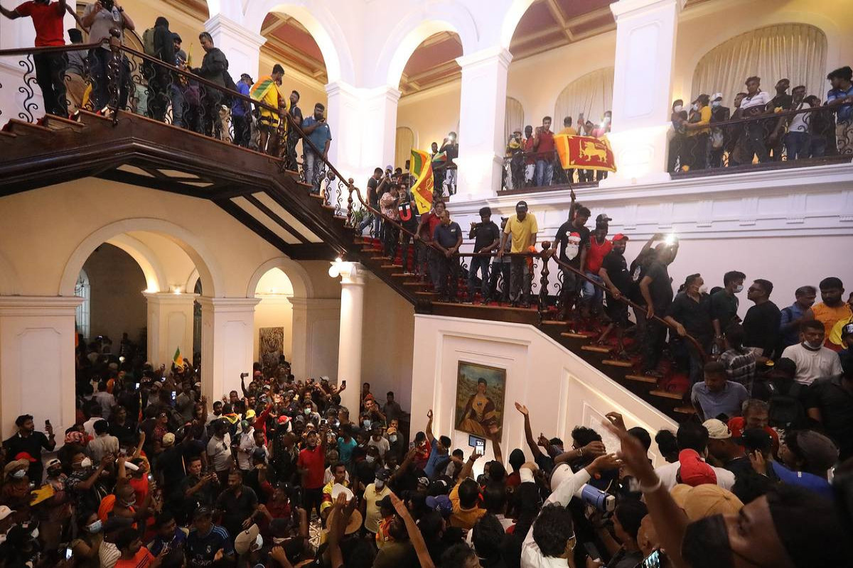 Протестующие в Шри-Ланке подожгли здание резиденции премьер-министра