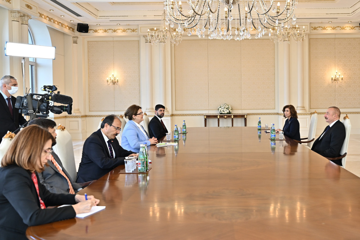 Президент Ильхам Алиев принял министра по вопросам семьи и социальным услугам Турции