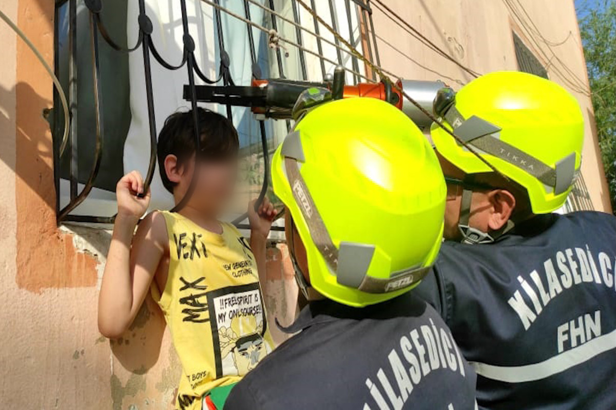 В Хырдалане спасли ребенка, застрявшего между прутьями решетки