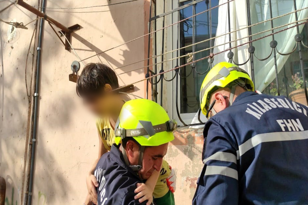 В Хырдалане спасли ребенка, застрявшего между прутьями решетки