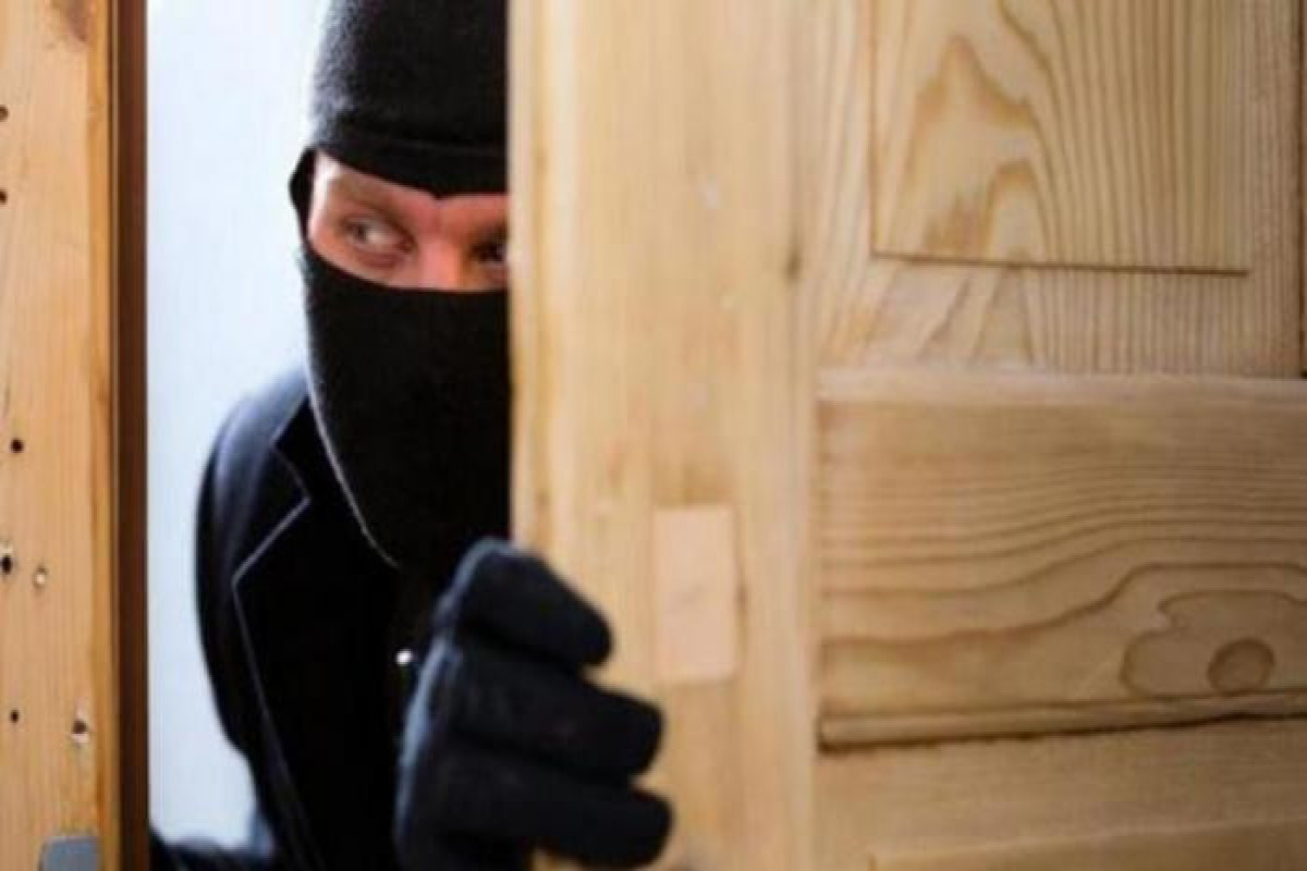 В Агстафе мужчина в маске совершил налет на дом и ранил женщину