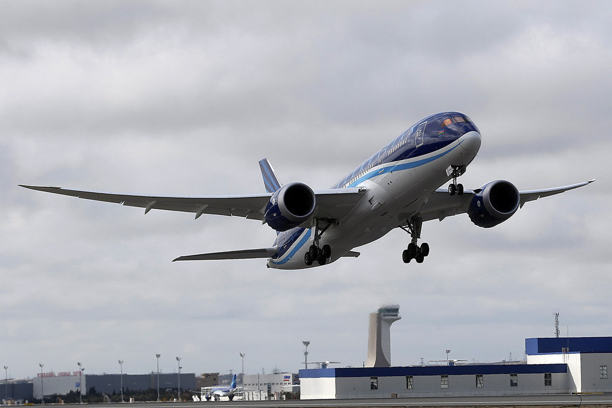 Самолет Buta Airways вернулся из Тбилиси в Баку по причине грозы