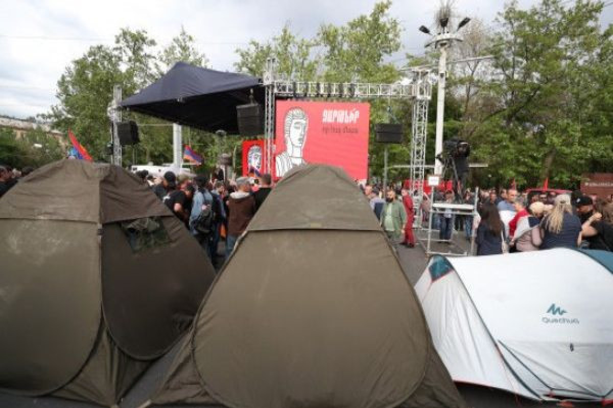 палаточный городок в центре Еревана