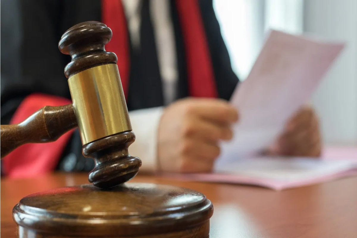В Баку начинается суд над мужчиной, обвиняемого в убийстве женщины и двух ее малолетних детей