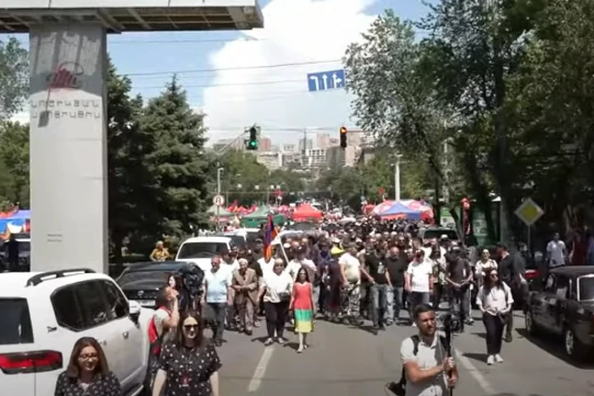 В Ереване стартовало оппозиционное шествие