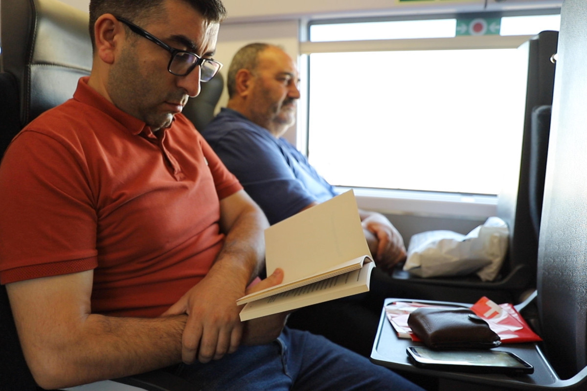 «LIBRAFF» провел флешмоб в поезде Сумгайыт-Баку -ФОТО 