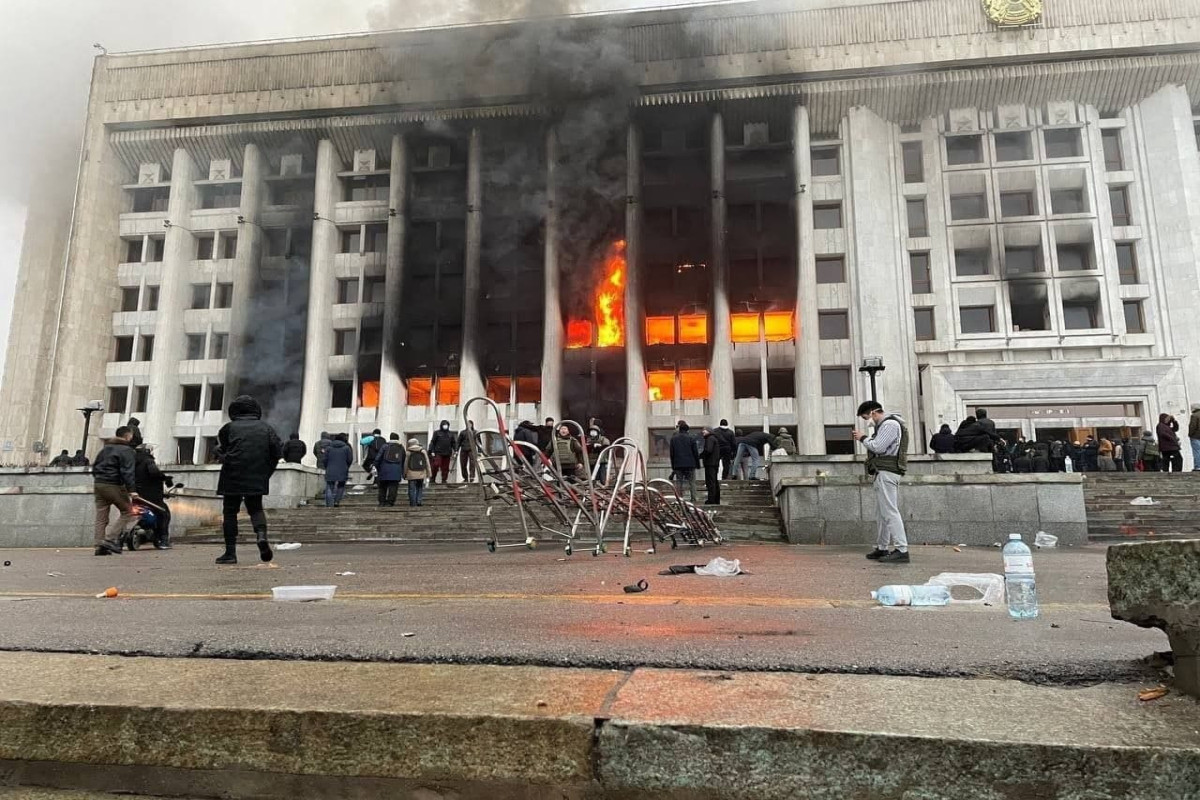 Разрушенное здание резиденции президента Казахстана в Алма-Ате