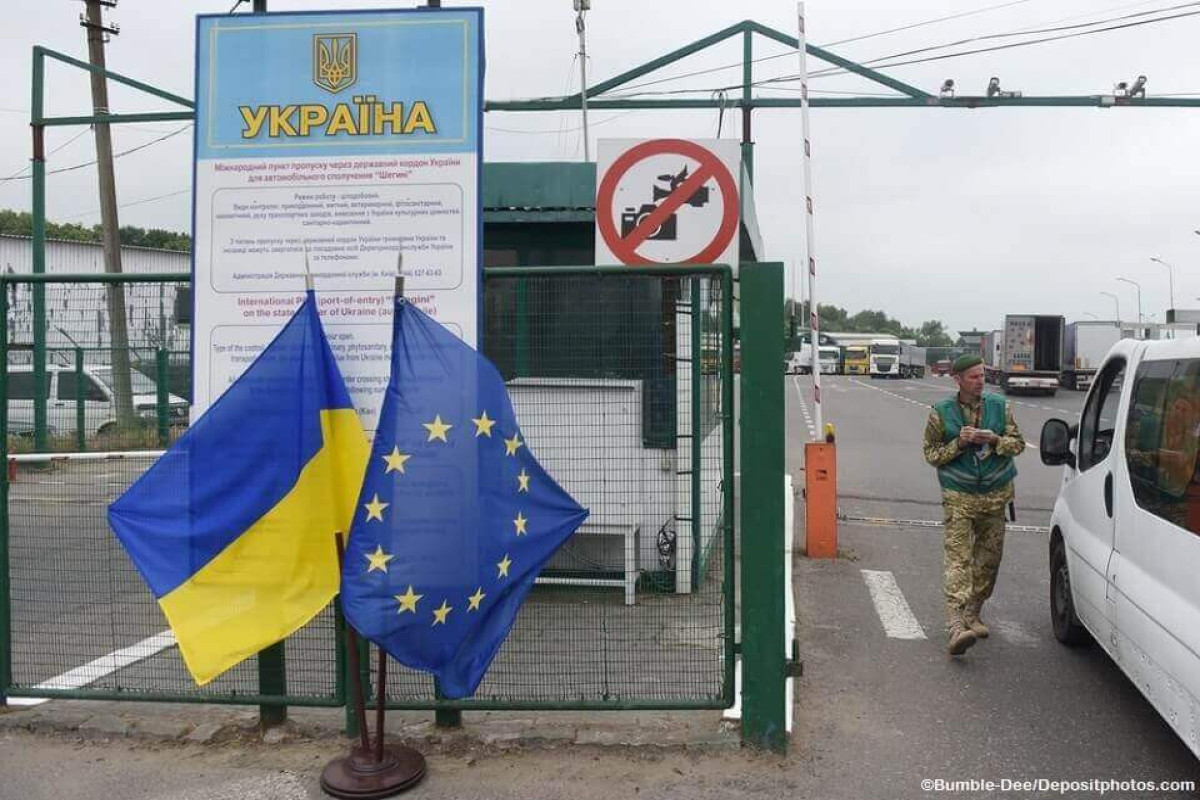 Посол: У граждан Азербайджана, переезжающих из Украины в Польшу, есть проблемы с документами
