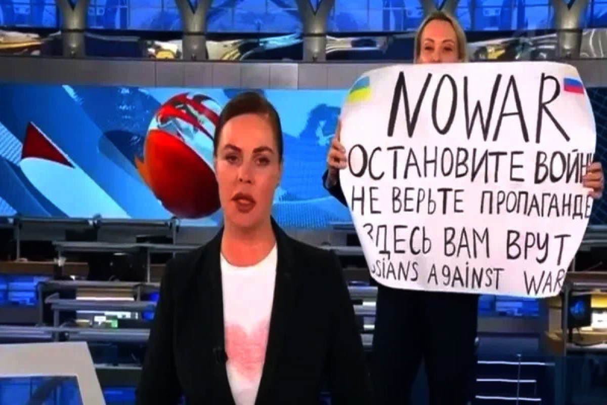 Суд оштрафовал женщину, ворвавшуюся с антивоенным плакатом в эфир программы «Время»