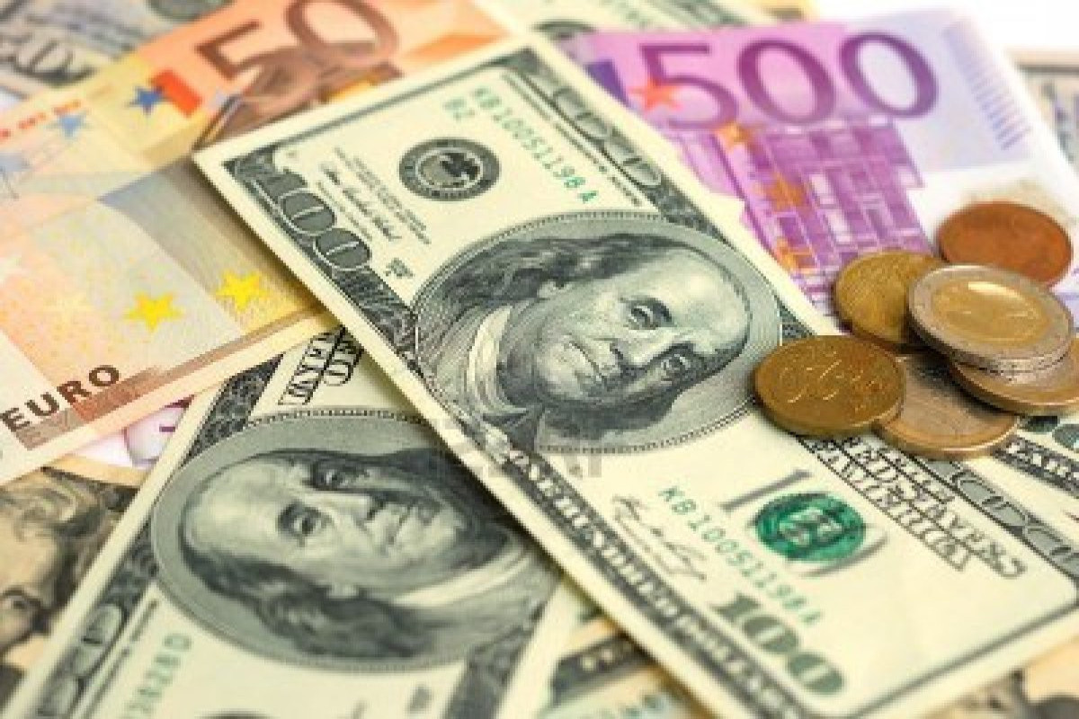 Рубль продолжает дорожать по отношению к доллару и евро