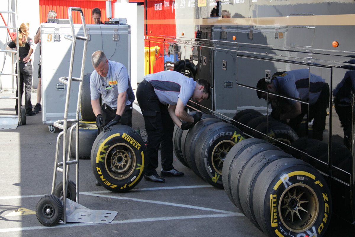 Pirelli приостанавливает инвестиции и работу заводов в России