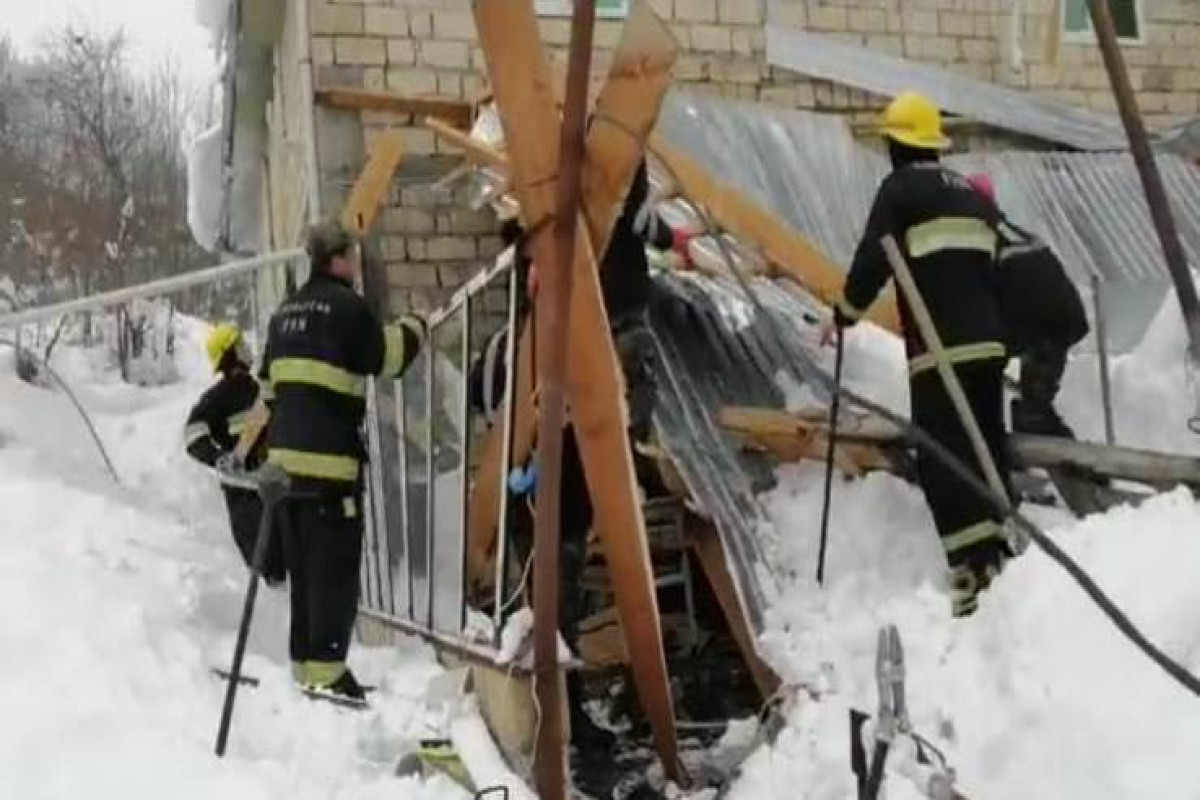 В Исмаиллинском районе спасены жители дома с обрушившейся мансардой