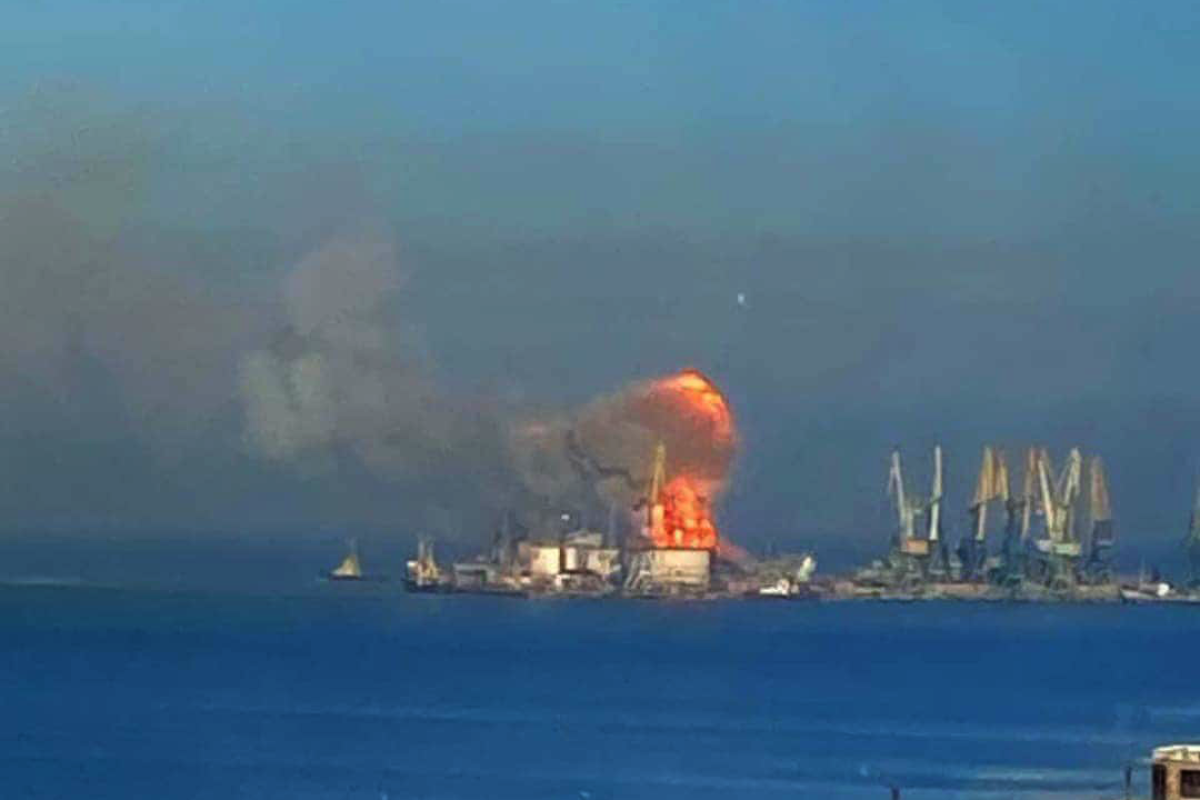 ВСУ уничтожили большой корабль РФ: горят тысячи тонн топлива и боеприпасы-ВИДЕО 