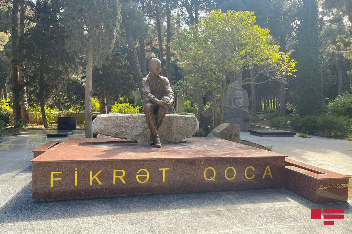 Памятник на могиле народного поэта Фикрета Годжи