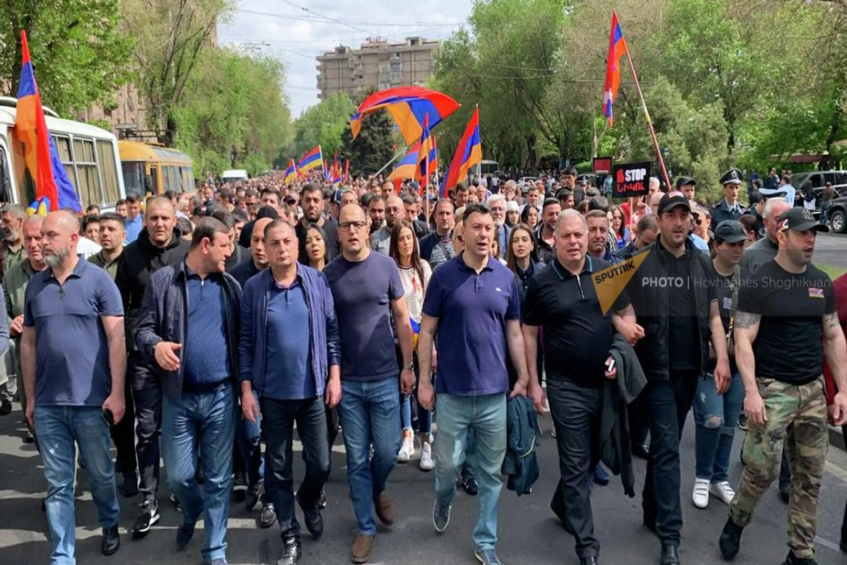 В центре Еревана начался многолюдный митинг движения "Сопротивление"
