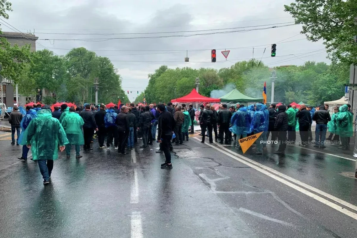 Армянская оппозиция перекрывает улицы в центре Еревана