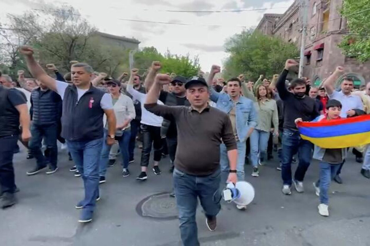 В Армении возобновилось шествие оппозиции