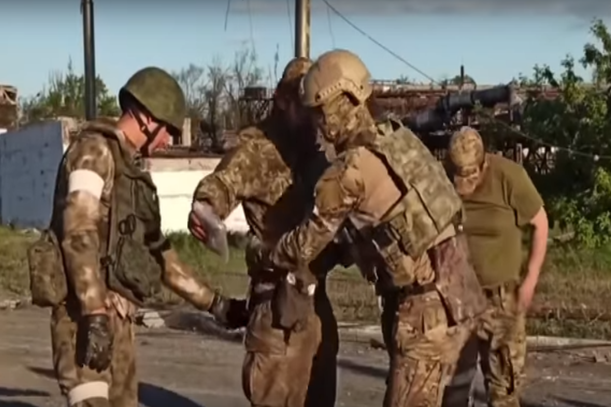 Сдавшиеся в плен на "Азовстали"
