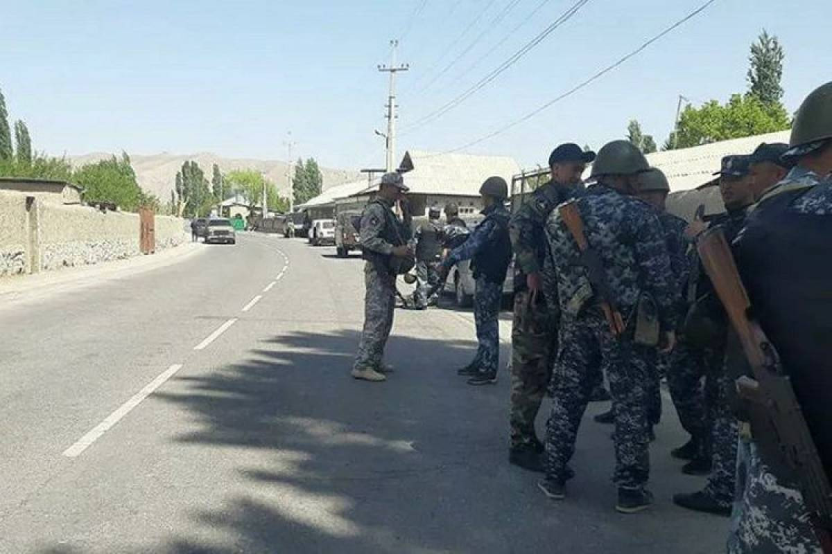 В Таджикистане убит сотрудник сил безопасности, 13 человек ранены